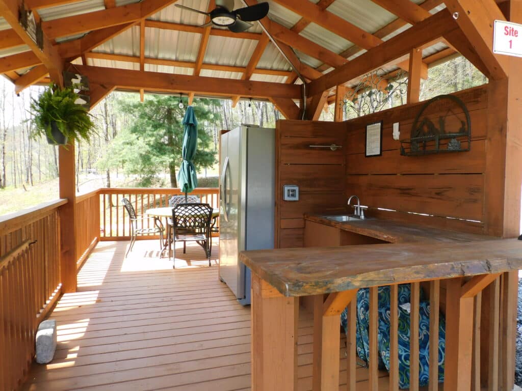 Big Rig Friendly! Cement parking pad, gazebo with refrigerator and ice maker. Pet containment area with picnic table and fire pit.