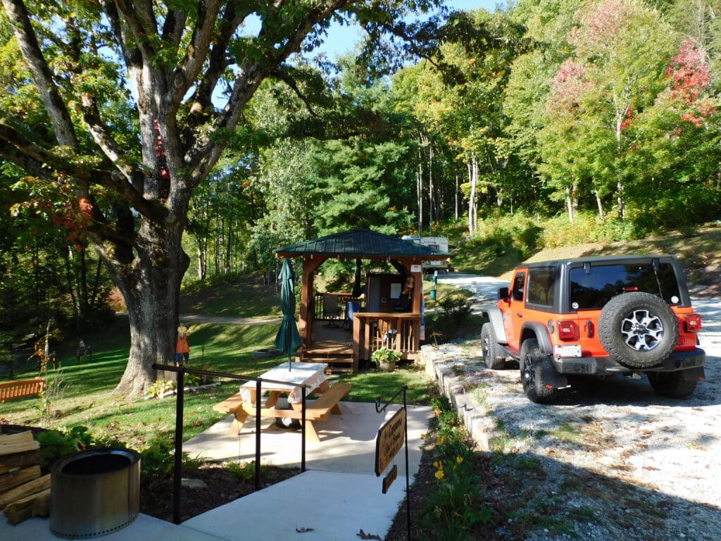 Big Rig Friendly! Cement parking pad, gazebo with refrigerator and ice maker. Pet containment area with picnic table and fire pit.